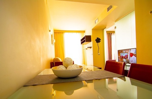 Almeria Centro Apartment | Apartment with double bed and kitchen