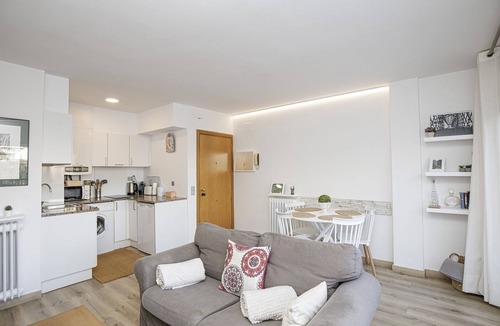 Eixample Apartment | Apartment with very large balcony in Girona
