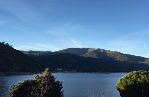 El Barraco House | Authentic stone house with beautiful views of the El Burguiilo reservoir