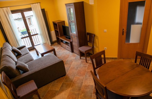 Roda de Isabena House | Balcón de Roda - PLAZA SUR spacious apartments, well equipped, free Wi-Fi