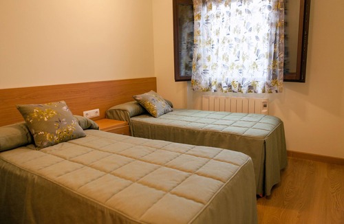 Roda de Isabena Apartment | Balcón de Roda - Sierra Norte, one floor apartment bathroom with massage column