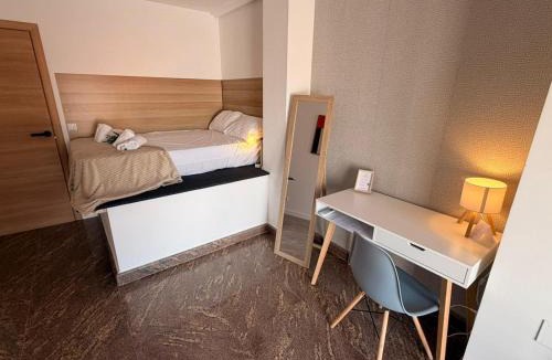 Benalua Apartment | Balcony room with AC near Alicante center