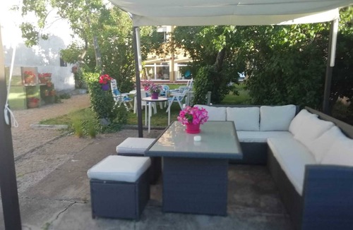 Carbajal de la Legua Apartment | Ballot. 5 minutes from León, house with garden.