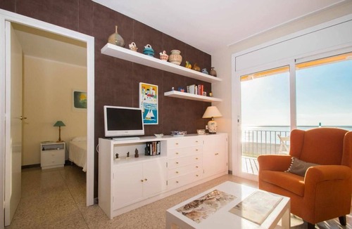 Canet de Mar Apartment | Beach Apartment in Maresme with terrace