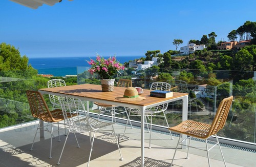 Pals Ski Chalet | Beachside detached villa, sea views, pool ,broadband and A/C