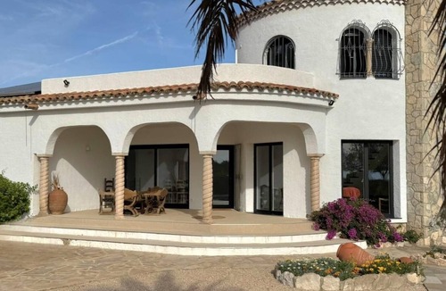 Les Tres Cales Ski Chalet | Beautiful house with magnificent mirror pool in Las Tres Calas