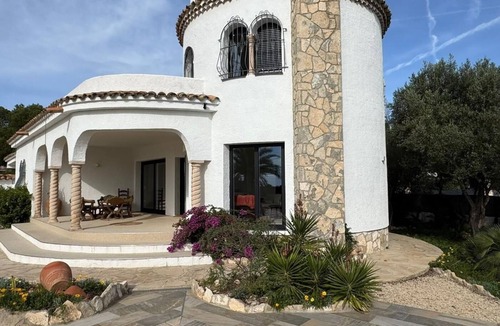 Les Tres Cales Ski Chalet | Beautiful house with magnificent mirror pool in Las Tres Calas