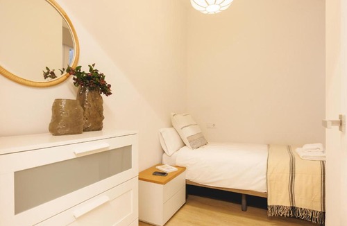 Barri Vell Apartment | Bravissimo Calderers La Serp, view over Onyar river