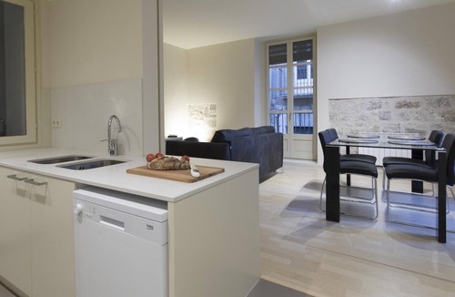 Old Town Apartment | Bravissimo Cort Reial 2B, unique apartment