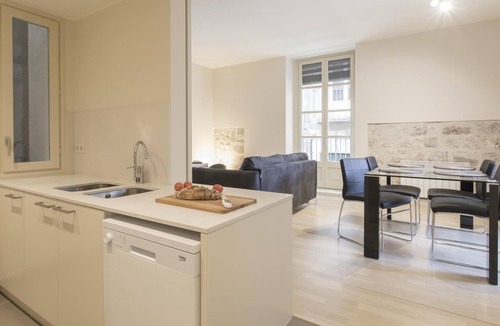 Old Town Apartment | Bravissimo Cort Reial 2A, beautifully renovated