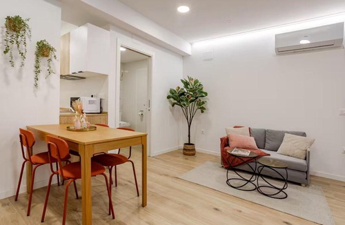 Torrefiel Apartment | Bright & Modern Studio - Rose y Maya