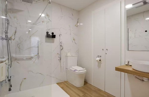 Torrefiel Apartment | Bright & Modern Studio - Rose y Maya