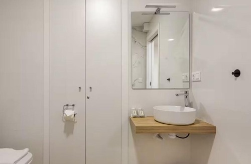Torrefiel Apartment | Bright & Modern Studio - Rose y Maya