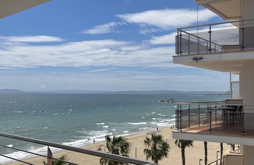 Santa Margarida Apartment | BSA. Wonderful sea view in front of the beach