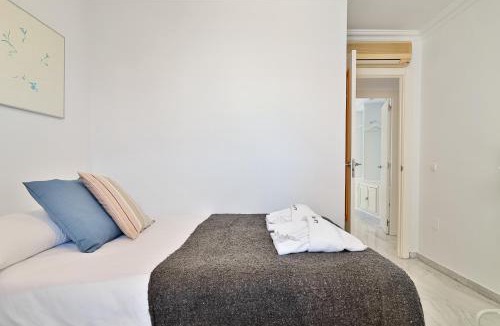 Poligono Alameda Apartment | C09 Roomy Luminous 5 Bedroom in Town