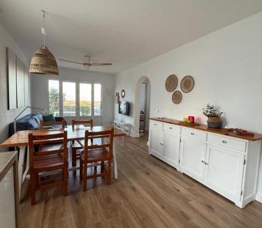 Arenal d'en Castell Apartment | Ca la Marta apartamento con piscina y jardín a 150m de la playa