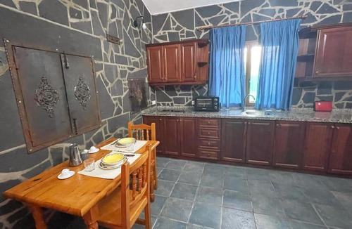 Las Rosas Ski Chalet | Cabaña de piedra volcánica