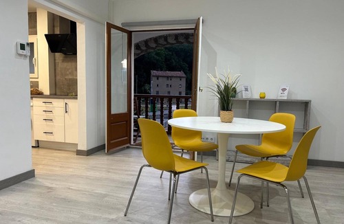 Ripoll Apartment | Cal Botey Apartment with Mountain Views, Wi-Fi, and Air Conditioning