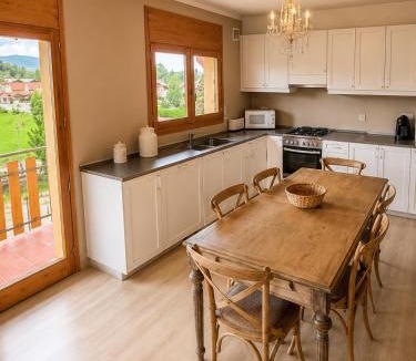 Llivia Apartment | CaL QuEROL Llivia 2 piscina, 8 pax, 2 baños y parking
