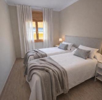 Llivia Apartment | CaL QuEROL Llivia 3, piscina al centre, vistes a la muntanya