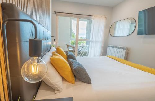 Mendebaldea Apartment | Calma y Luz by Clabao