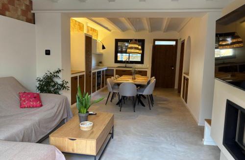 Campllong House | Can Pou, charming village house in Girona