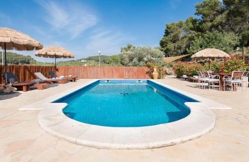 Santa Gertrudis House | Casa Can Lluc con piscina, jardín y vista al campo