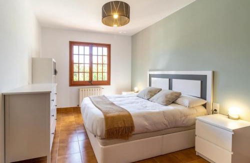 Can Carbonell Ski Chalet | Casa Carbonell Casa bonita con piscina y jardín