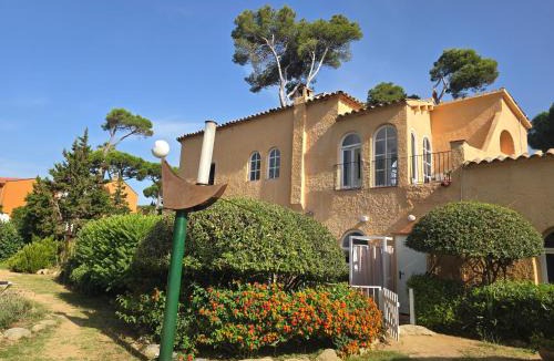 Palamos House | Casa con jardín a 30 metros de la playa. AT.