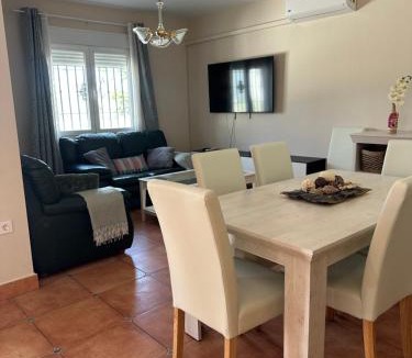 Vegas del Genil House | Casa con piscina a 10 min de Granada centro, Parking Gratis
