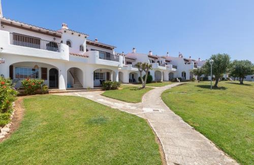 Sant Jaume Mediterrani House | Casa en playa Son Bou con terraza
