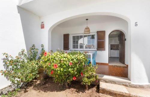 Sant Jaume Mediterrani House | Casa en playa Son Bou con terraza