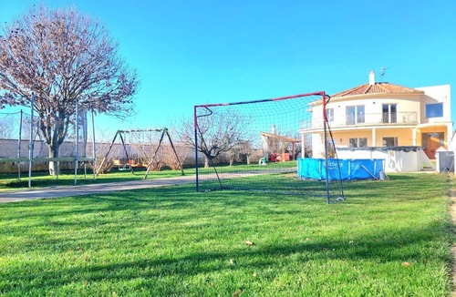 Villanueva de Las Manzanas Ski Chalet | Casa Miguel & Sally, 16 km Leon, 3 km Galicia-Barcelona highway, 31 people