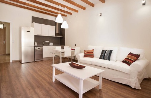 la Vila de Gracia Apartment | Casa Milá - large apt in Gracia district - FREE WIFI