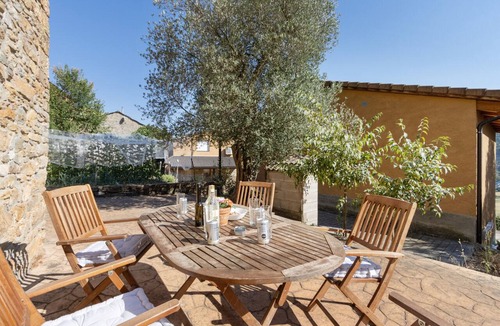 Navarri House | Casa Montenegro: Rural Retreat with Mountain Views, Garden, and BBQ