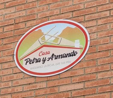 Anguiano House | Casa Petra y Armando