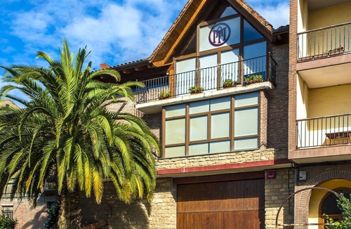 Lapuebla de Labarca Ski Chalet | Casa pichon etxea and Muro wineries