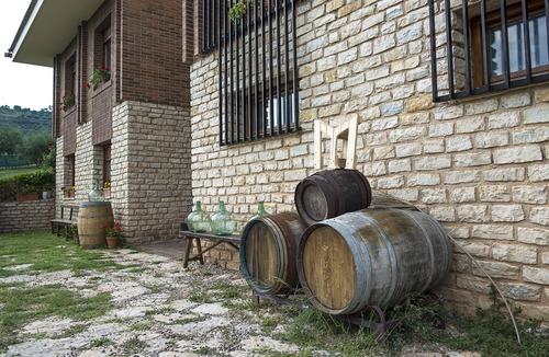 Lapuebla de Labarca Ski Chalet | Casa pichon etxea and Muro wineries