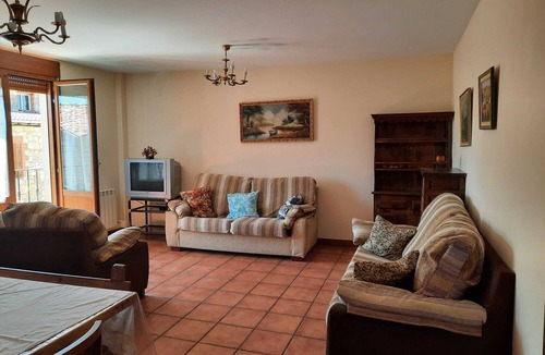 Santo Domingo de Silos Apartment | Casa Rosa, Perfecta Para Familias Grandes!