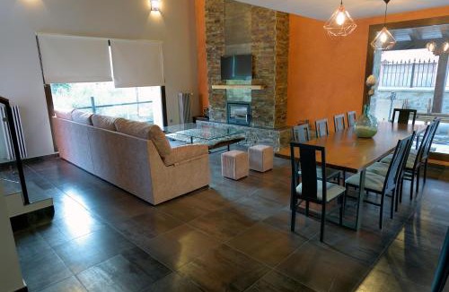 San Leonardo de Yague House | Casa Rural La Puerta Del Río Lobos