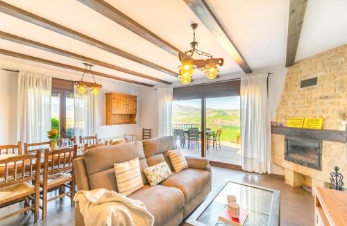 Villanueva de Yerri Ski Chalet | Casa Santamaría, espaciosa casa a los pies del pantano de alloz