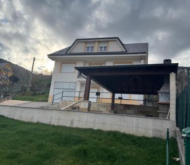 Corullon House | Casa turismo rural Becar