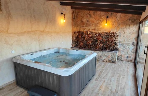Ossa de Montiel House | Casas Rurales con Jacuzzi Quijote y Sancho