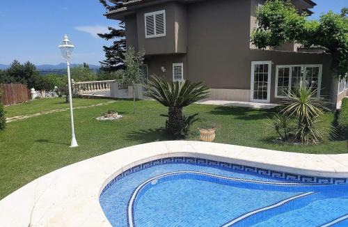 Alcover Villa | Catalunya Casas Close to Salou and just steps from the village!