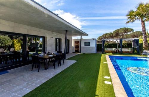 Sils Villa | Catalunya Casas Modern Vacation Paradise 'Villa Ainmi' on the Costa Brava!