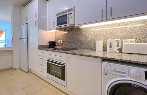 Dreta de l'Eixample Apartment | Central Apartment with Shared Rooftop