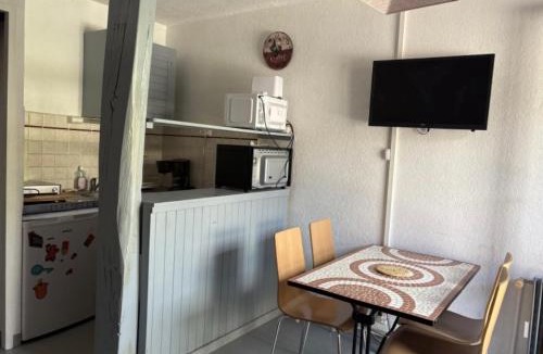 Les Angles Apartment | Centre village, proche toutes commodités