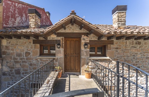 Valle de Valdelaguna Ski Chalet | Chalet 'Casa Rural Las Hoyas I' with Mountain View