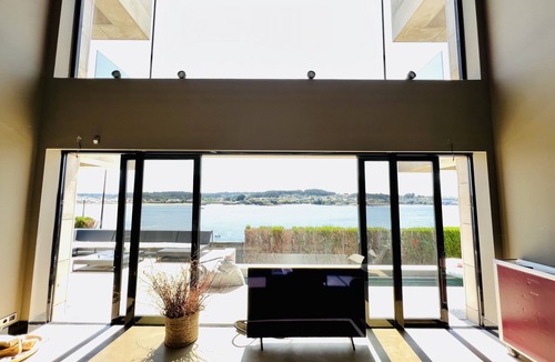 Oleiros Villa | Chalet de Diseño Para Sentirte Acariciado por el Mar, Mera, Galicia