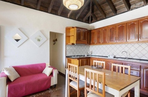 Tijarafe Apartment | Charming Casa Flamenca: Private, Scenic Retreat with Pool and Mountain